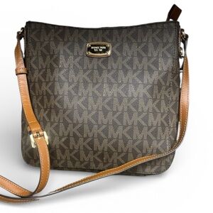 Authentic Michael Kors Jet Set Travel Messenger Bag Crossbody